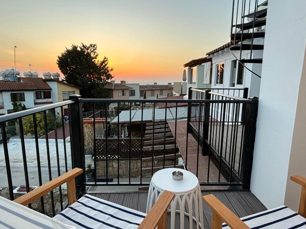 Апартаменты Venus Lighthouse 2B, Sea-View, Paphos Center Экстерьер фото